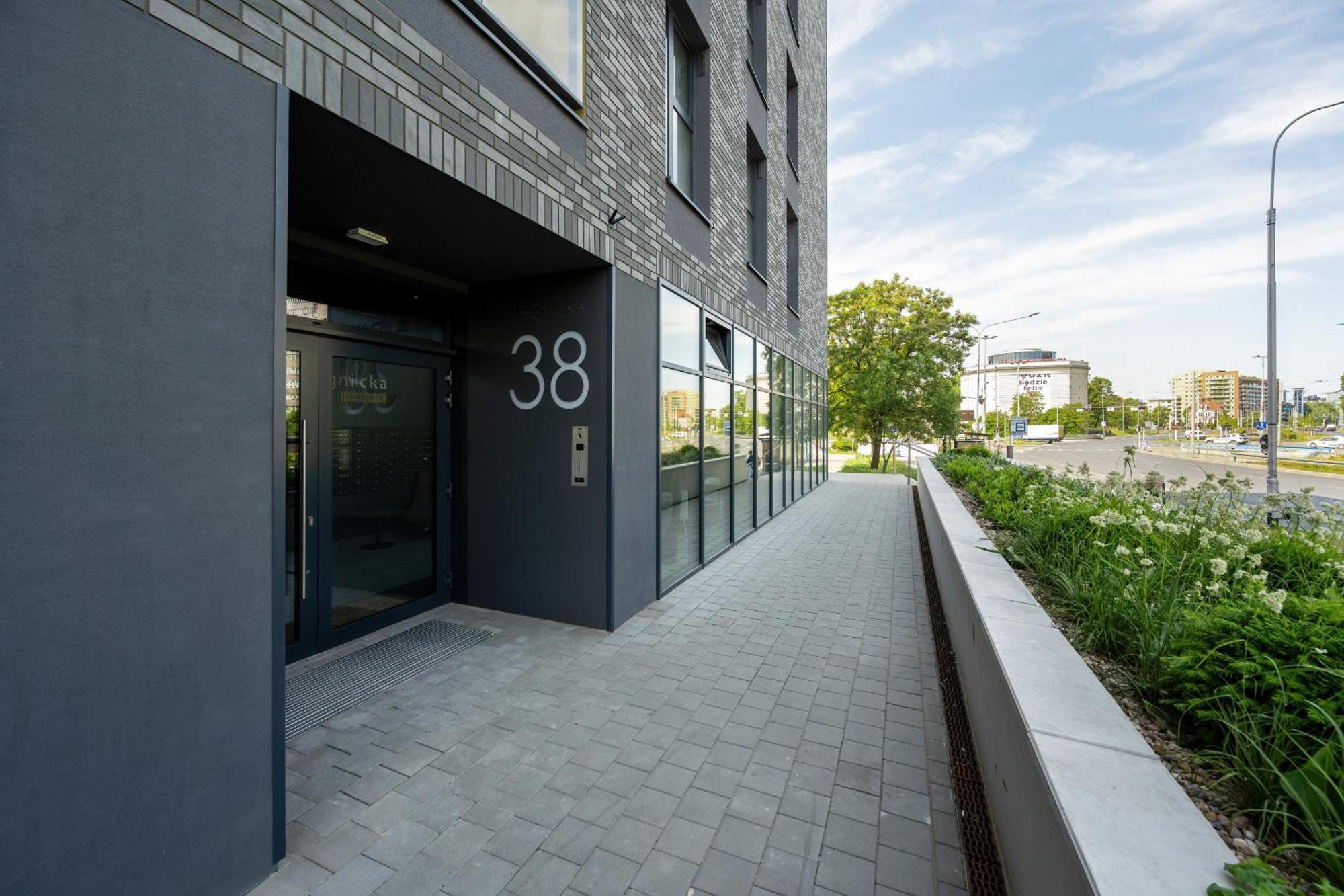 Modern With Parking And Air-conditioning In By Renters Breslavia