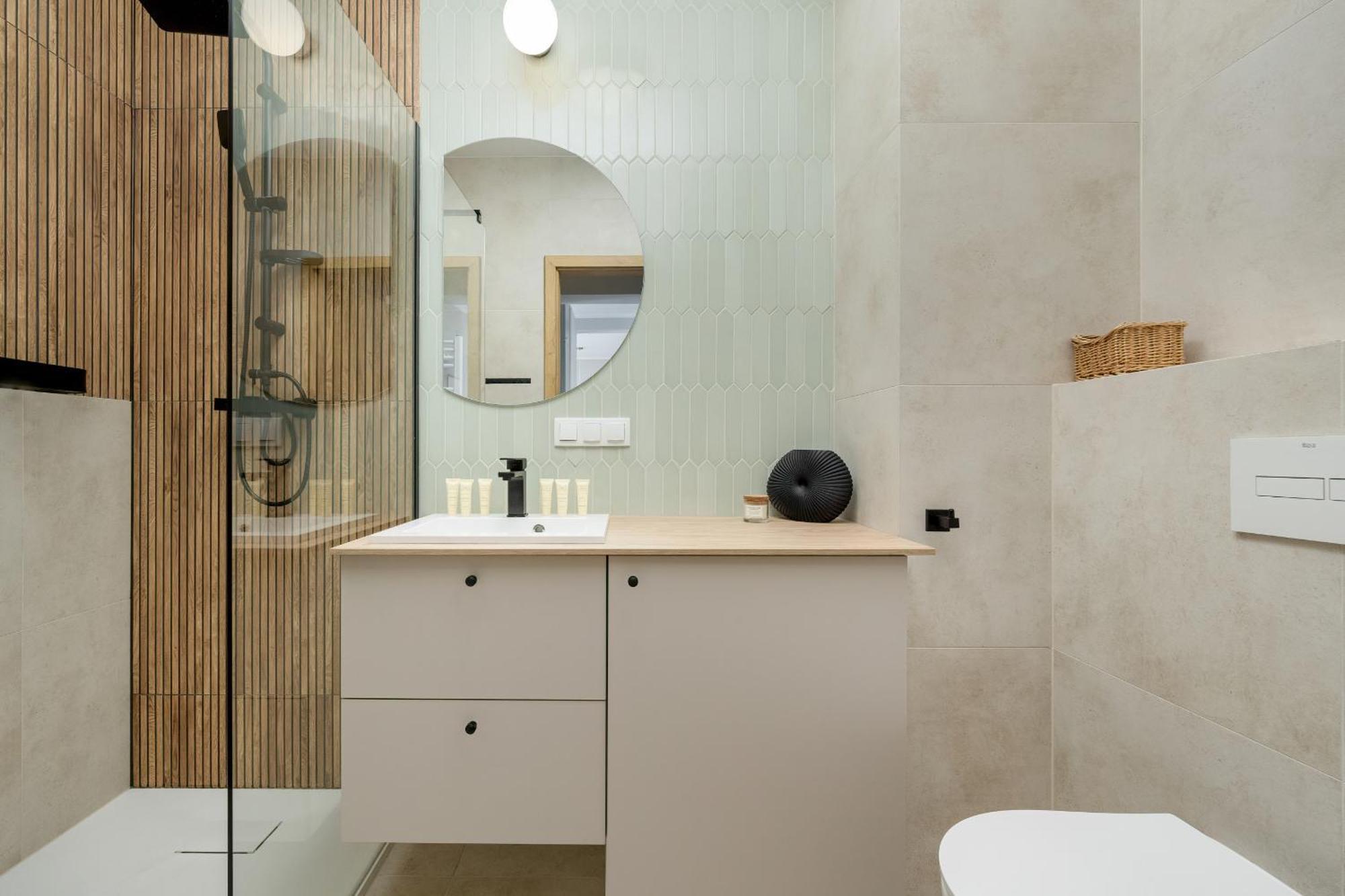 Modern With Parking And Air-conditioning In By Renters