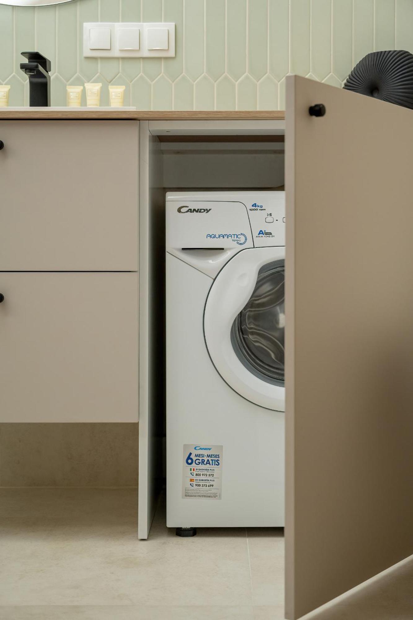 Modern With Parking And Air-conditioning In By Renters Breslau