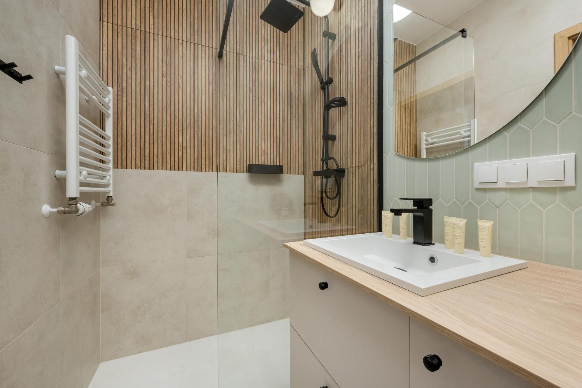 Modern With Parking And Air-conditioning In By Renters Apartment